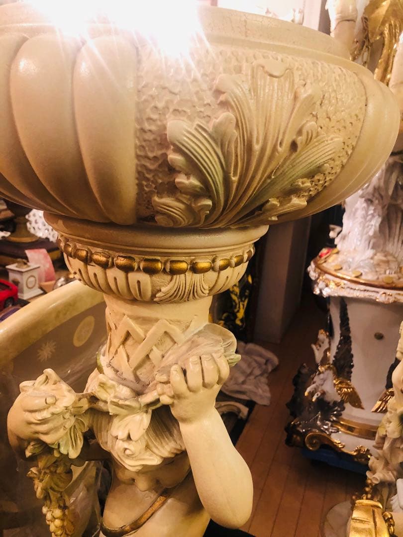 彫刻的な陶器製フラワースタンド