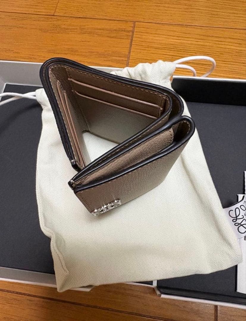 LOEWE ベージュレザー 三つ折り財布