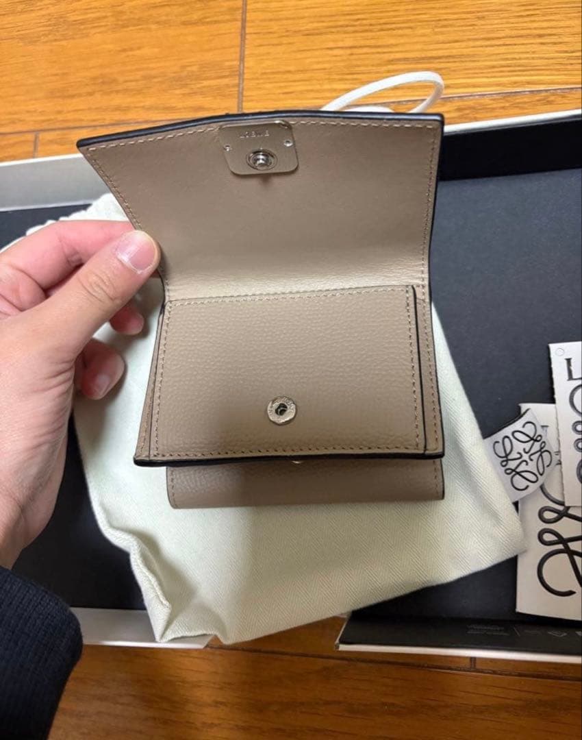 LOEWE ベージュレザー 三つ折り財布
