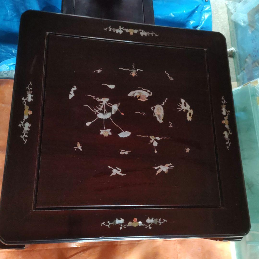 中国明式家具、テーブルと椅子2脚セット。手工螺鈿細工付。