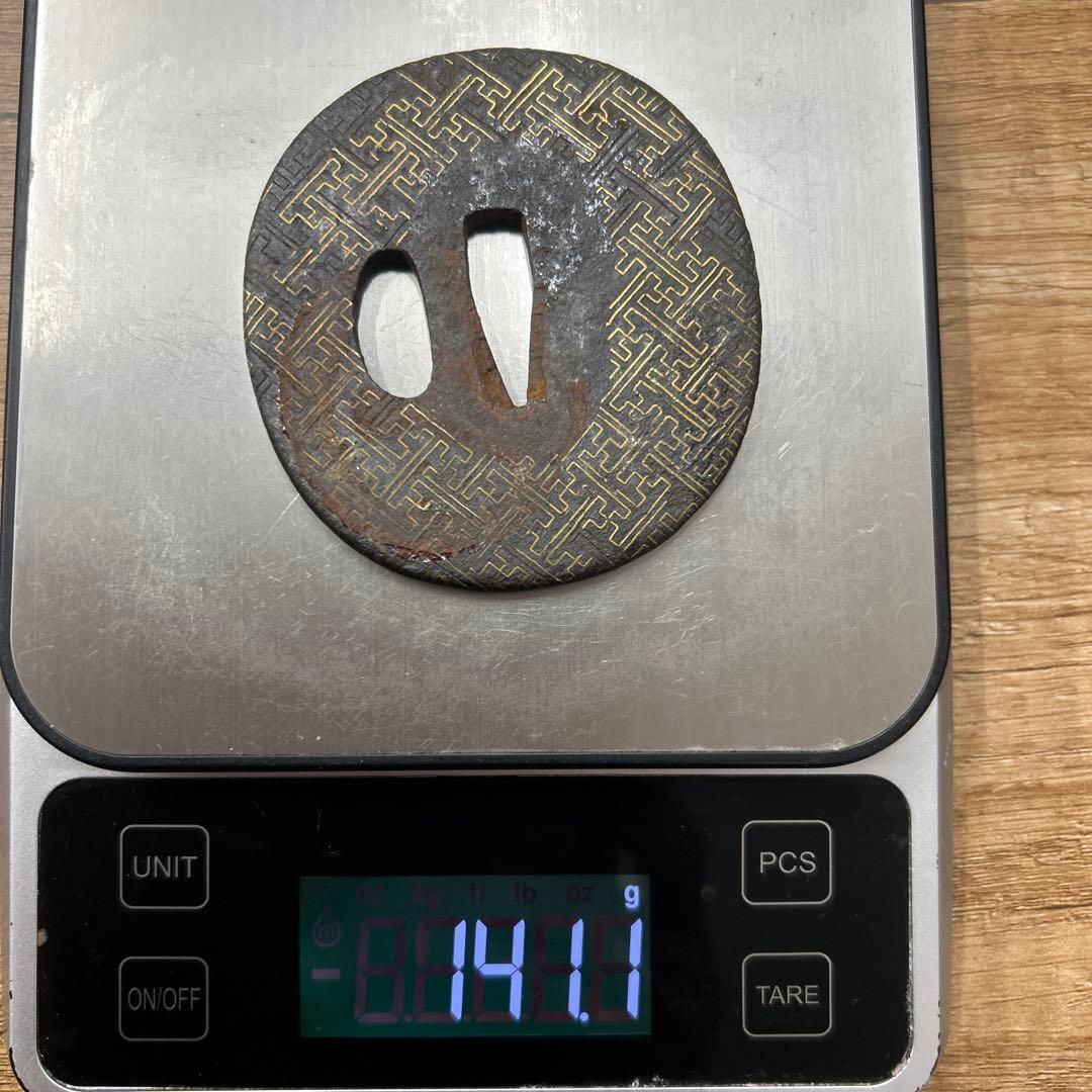 日本刀 鍔（つば） 鉄地 金象嵌 紗綾形文様 時代物 140g
