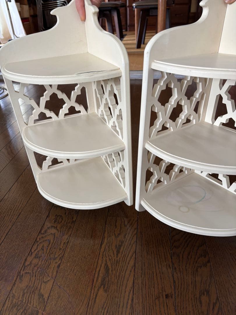 ホワイト木製シェルフ 3段 コーナーラック　飾り棚　アラベスク模様