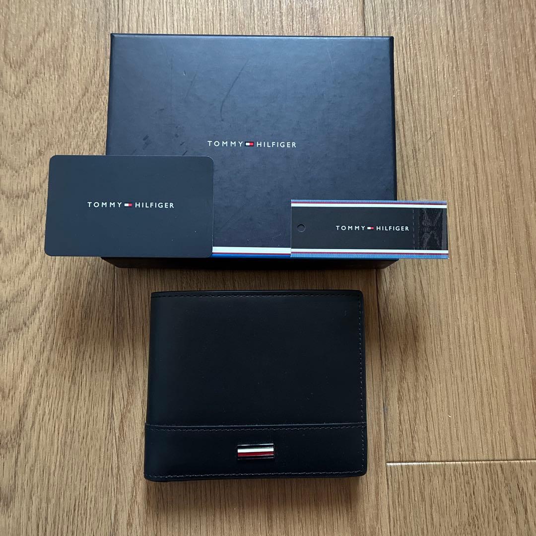 【未使用品】トミーヒルフィガー ロゴプレート 二つ折り財布 ブラック 箱付き