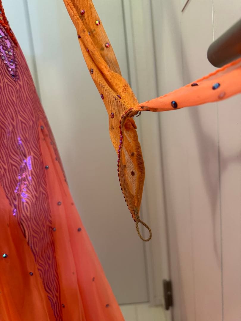 ダンスドレス　　オレンジ　　スパンコール装飾