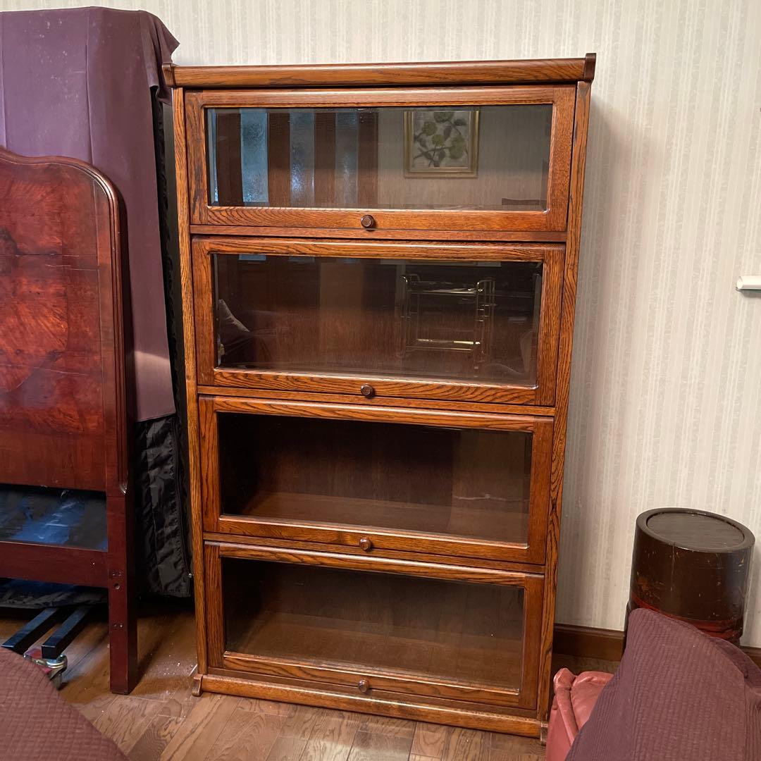 木製ガラス扉付き4段ディスプレイキャビネット