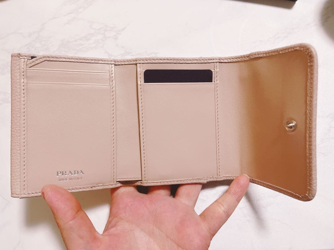 PRADA ベージュ 三つ折り財布