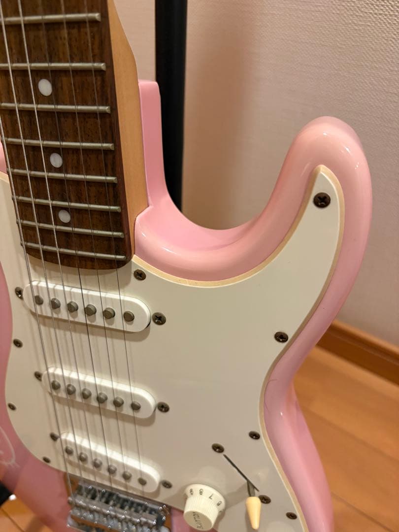 q*a様 Hello Kitty mini guitar Squier by F