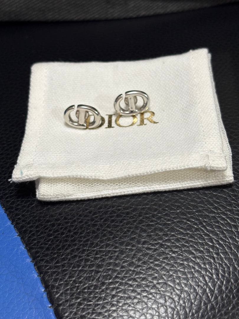Dior シルバーロゴスタッドピアス