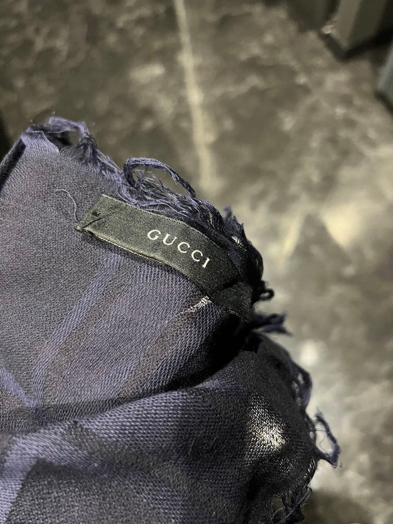 GUCCI ダークグレー ロゴマフラー フリンジ付き