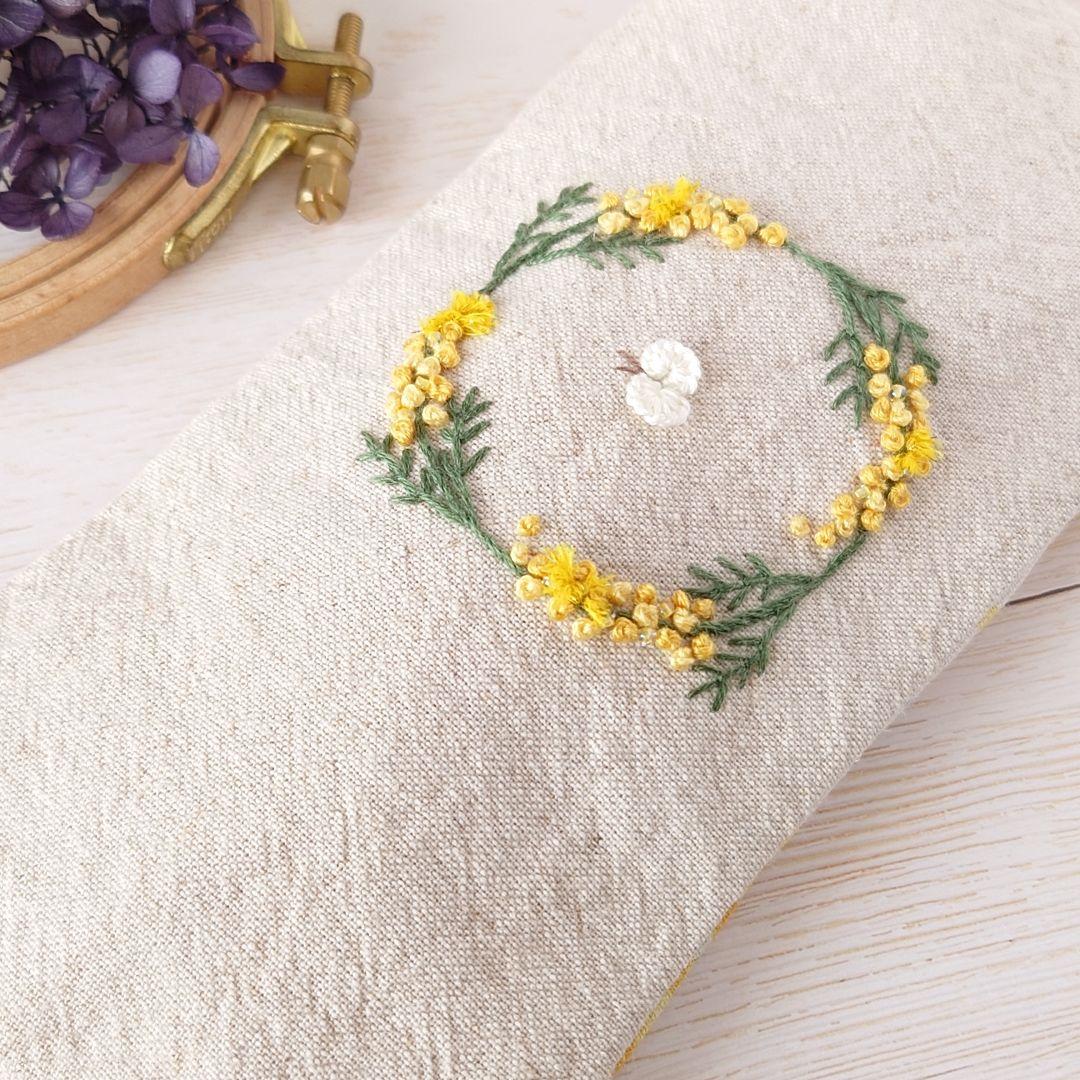手刺繍入あずき/小豆のアイピロー【ミモザリースと蝶々】