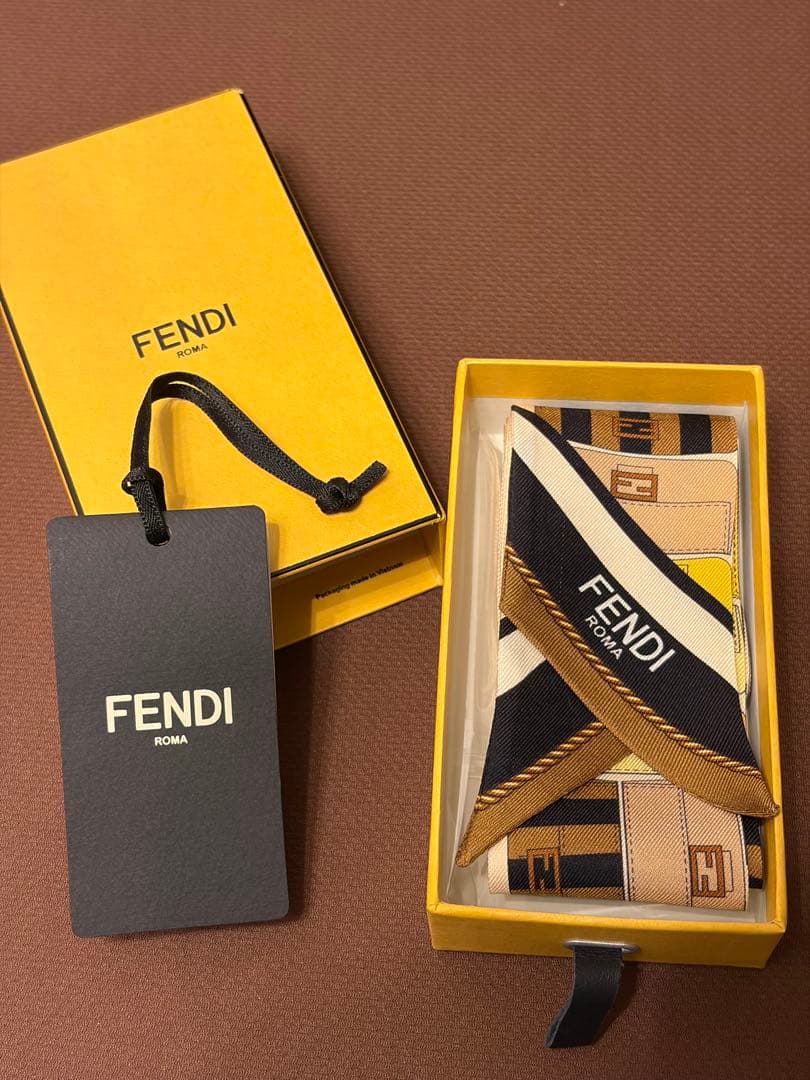 ■美品■ FENDI フェンディ ラッピー マンマバケット柄リボンスカーフ
