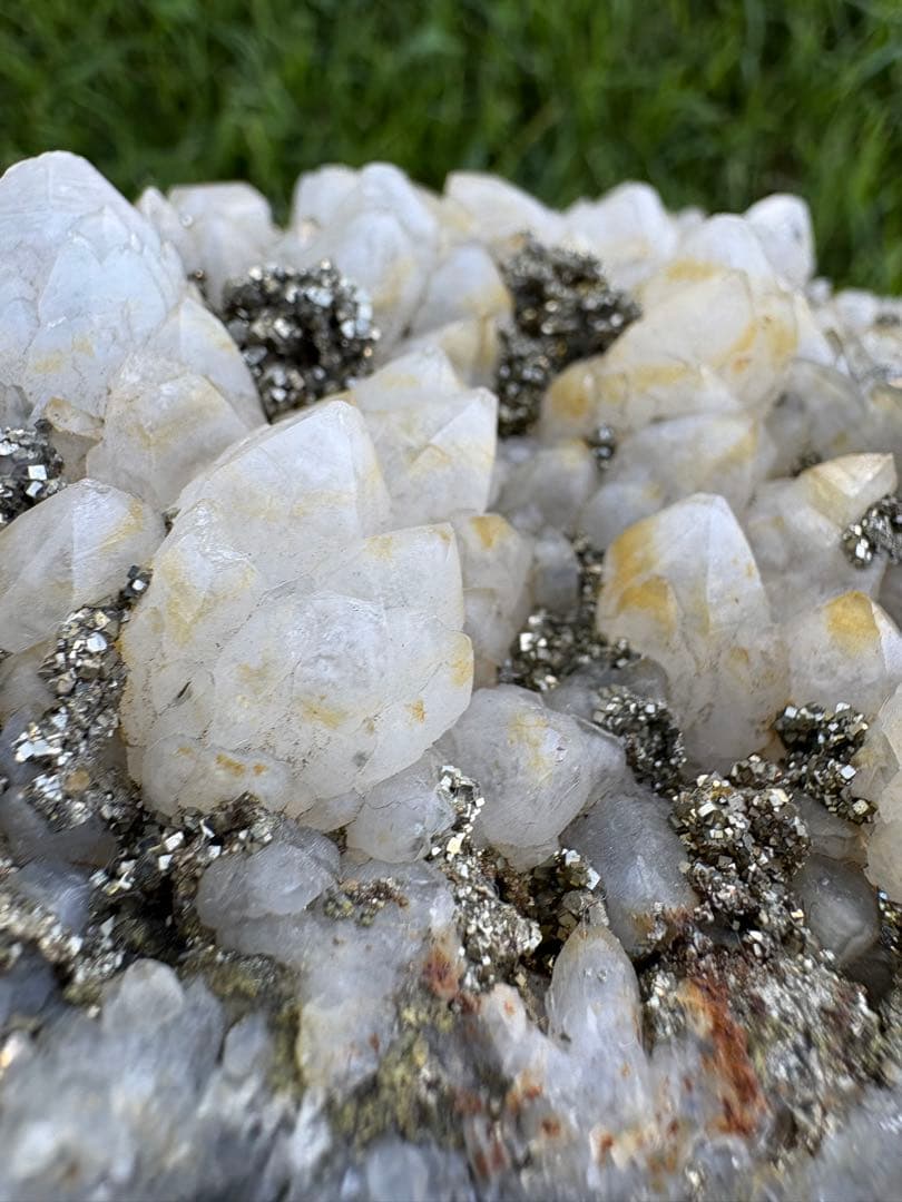 【匿名発送】4.5 kg ！ 国産水晶、パイライト共生クラスター