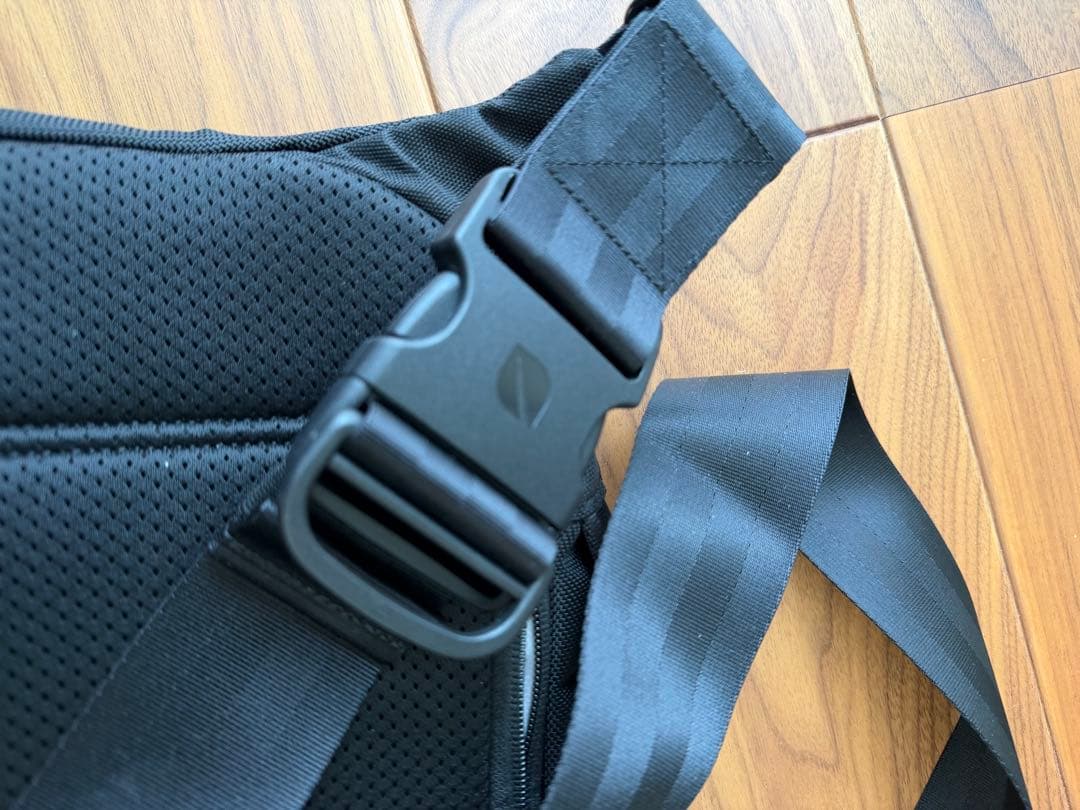 キョンシー　Incase Tracks Sling 7L