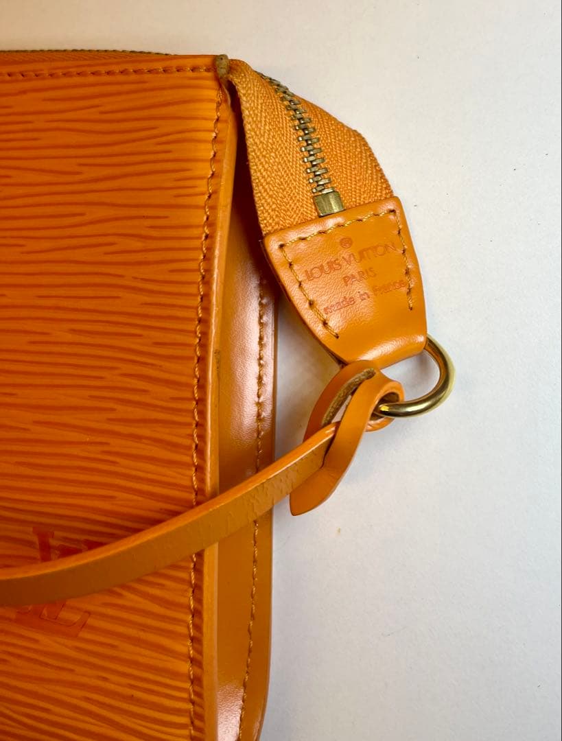 Louis Vuitton ルイヴィトン　エピ　レザーポーチ　オレンジ