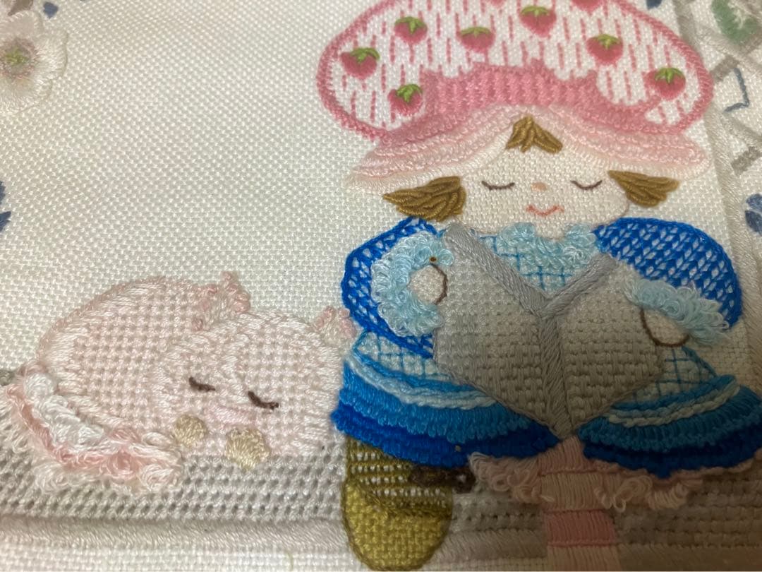 戸塚刺繍　「女の子と猫」　額入りタペストリー　【ハンドメイド作品】