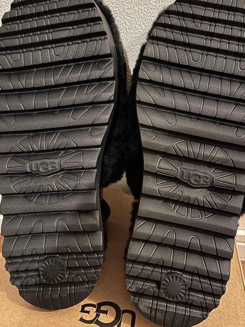 UGG 黒 スーパーフラッフスリッパ