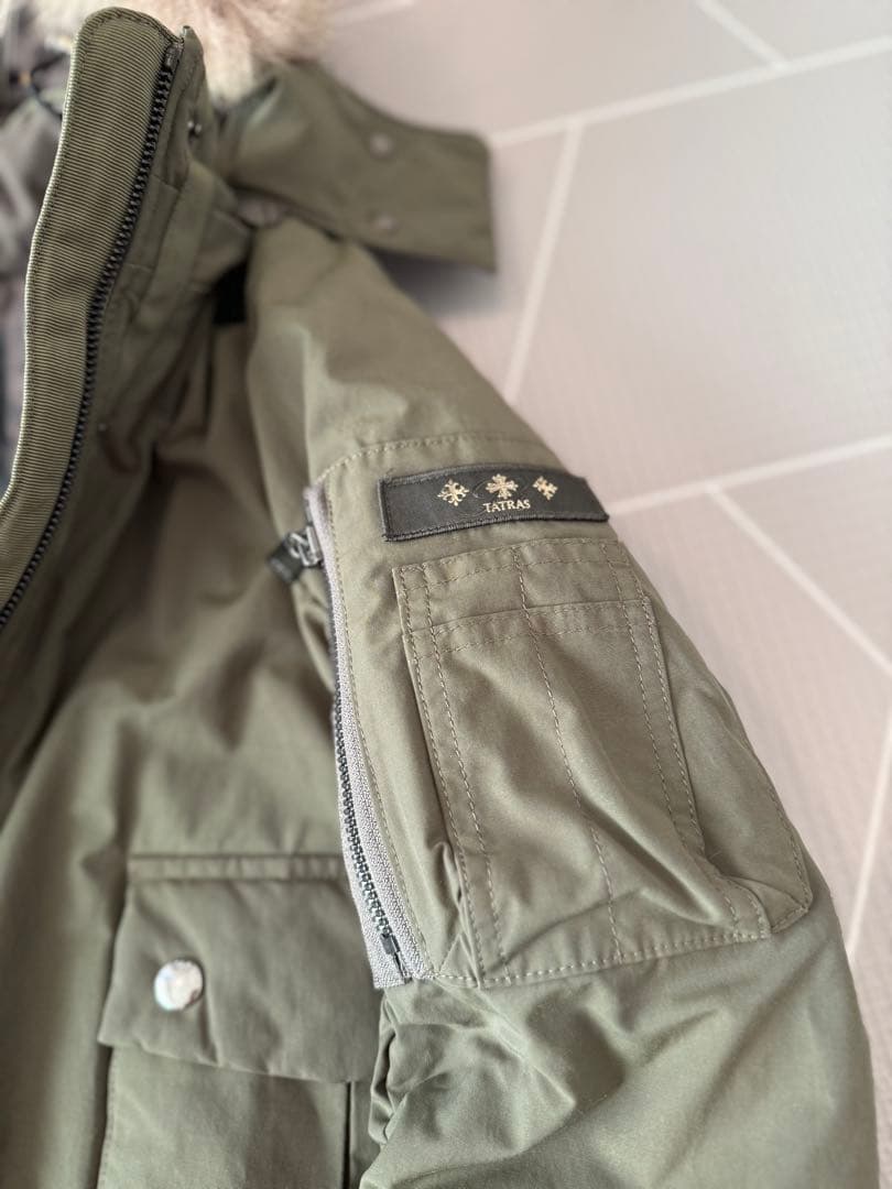 TATRAS ショートダウン　オリーブ