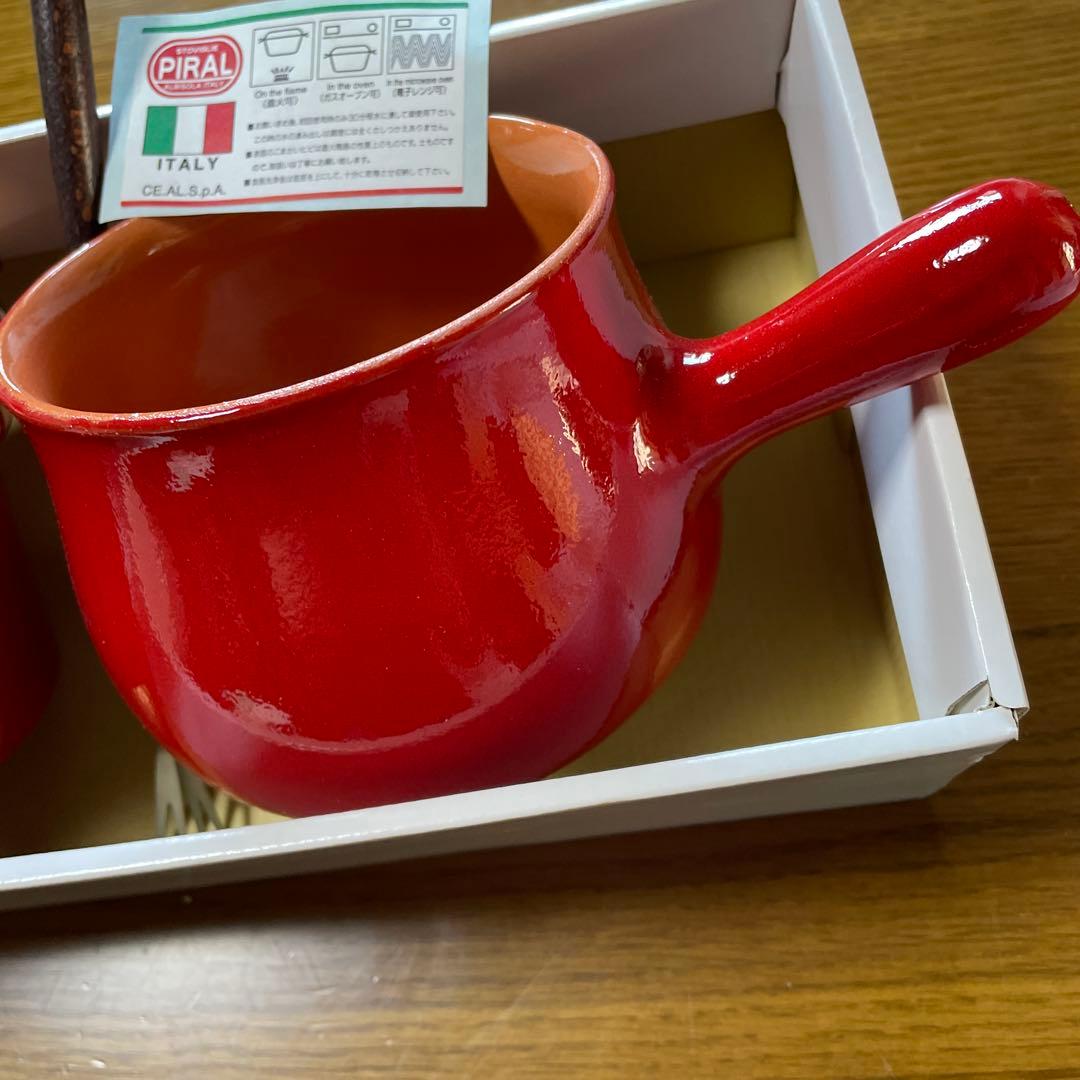 イタリア製「PIRAL（ピラル）」のフォンデュ鍋 落ち着いた赤色がとても可愛い