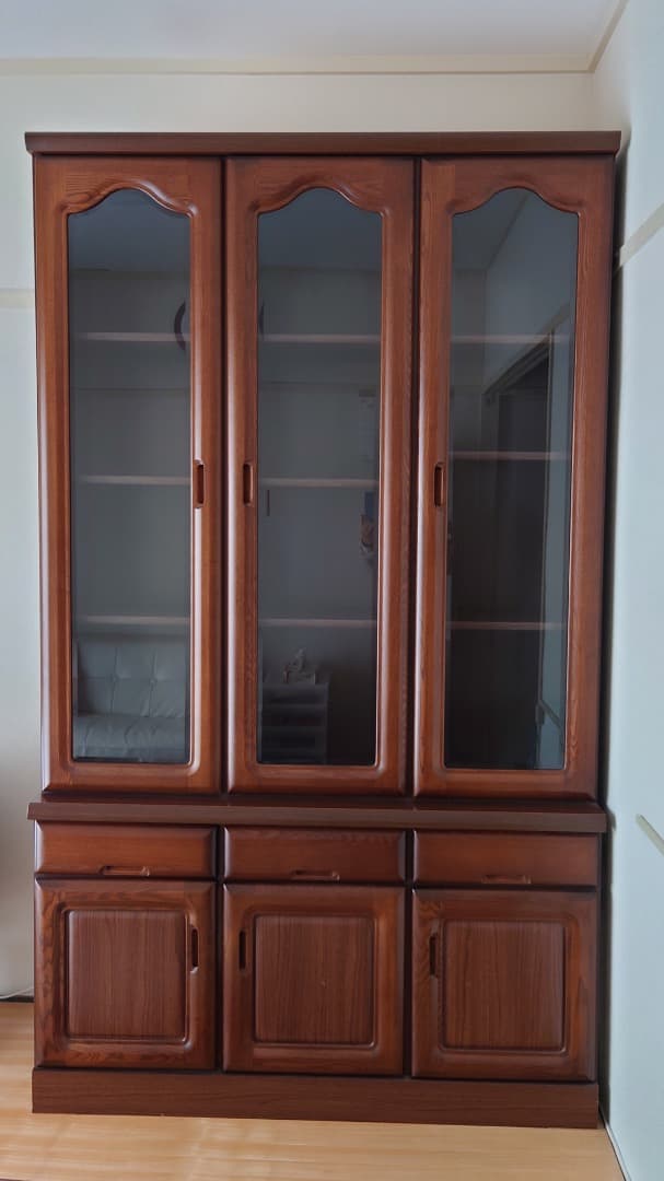 ガラス扉本棚　飾り棚