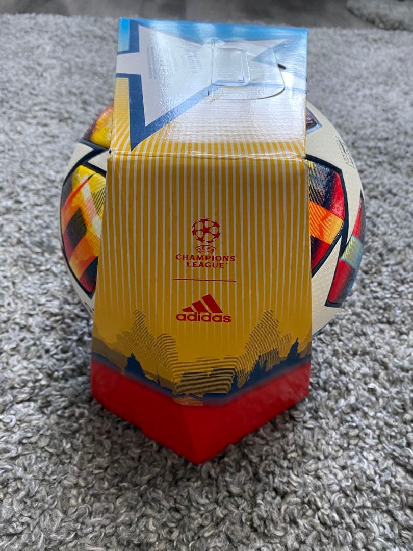 チャンピオンズリーグ2021-2022 公式試合球　記念品用ボール置台付き