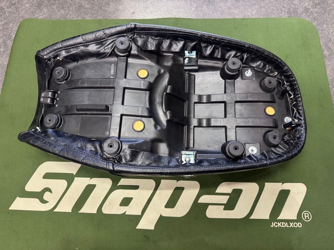 Z900RS 純正シート張り替えカスタムシート　タックロール