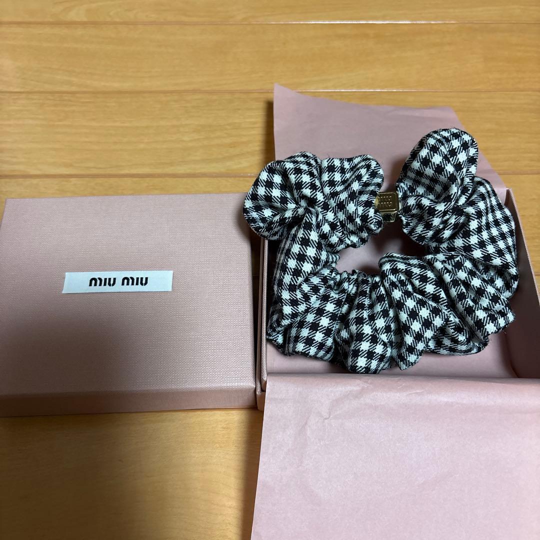 Miumiuギンガムチェック　シュシュ　ブラック　ホワイト