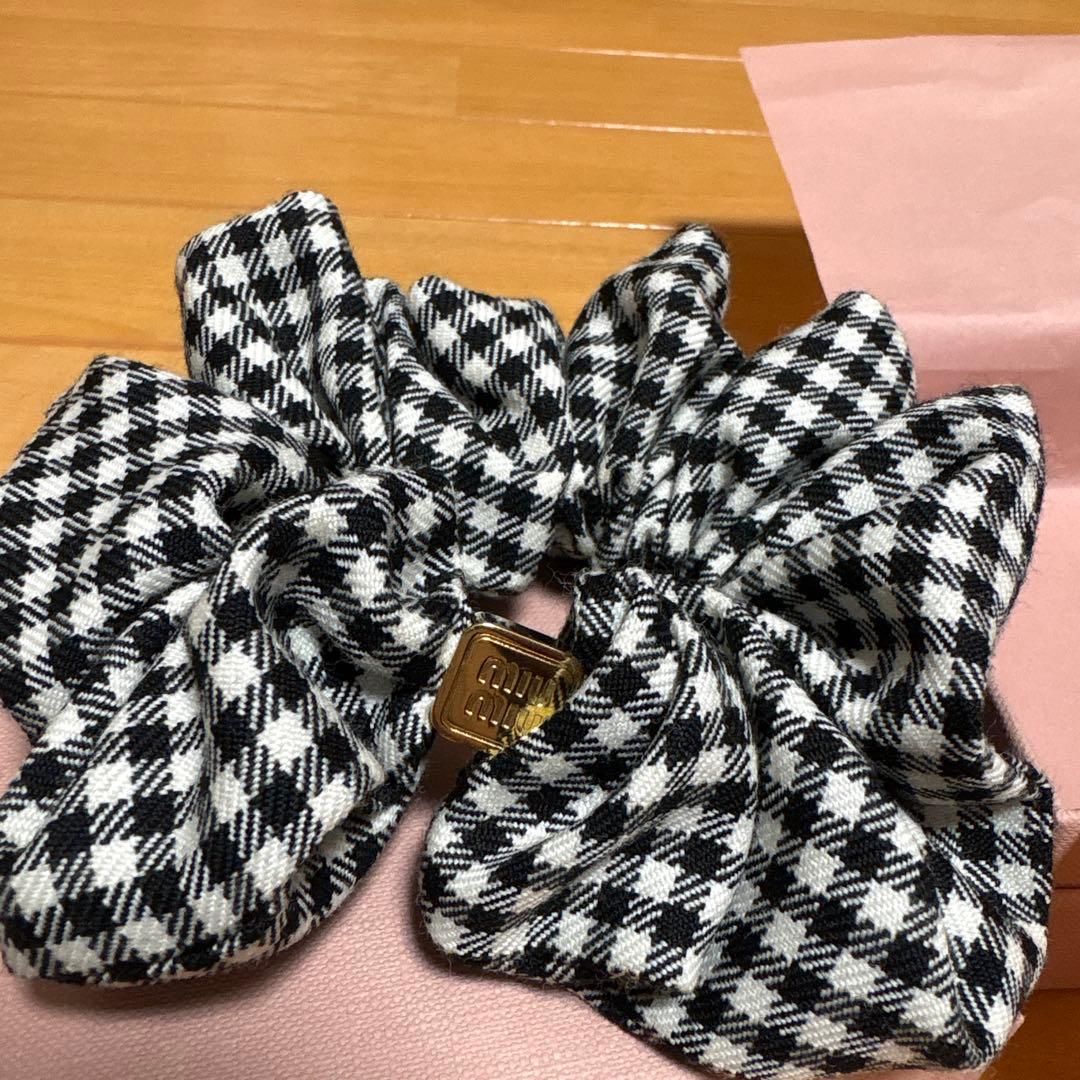 Miumiuギンガムチェック　シュシュ　ブラック　ホワイト