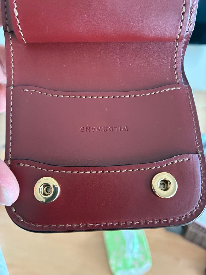 赤いレザー二つ折り財布 ワイルドスワンカーサ