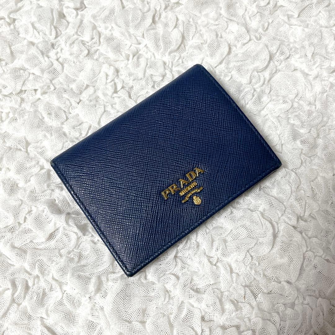 極美品✨PRADA ネイビー 二つ折り財布　サフィアーノレザー　ゴールド金具
