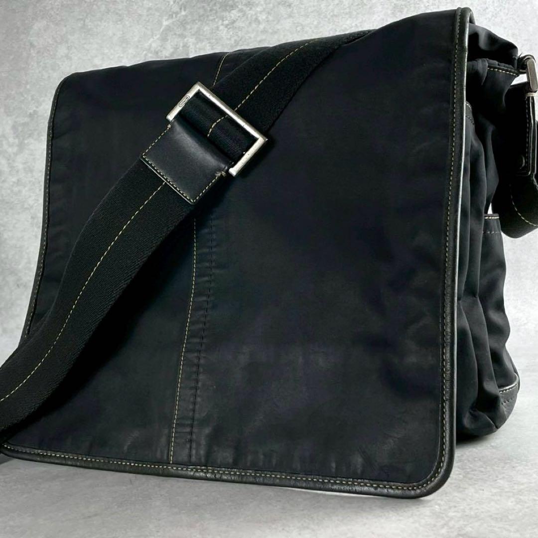 美品 コーチ クロスボディ メッセンジャーバッグ ショルダーバッグ A4 PC