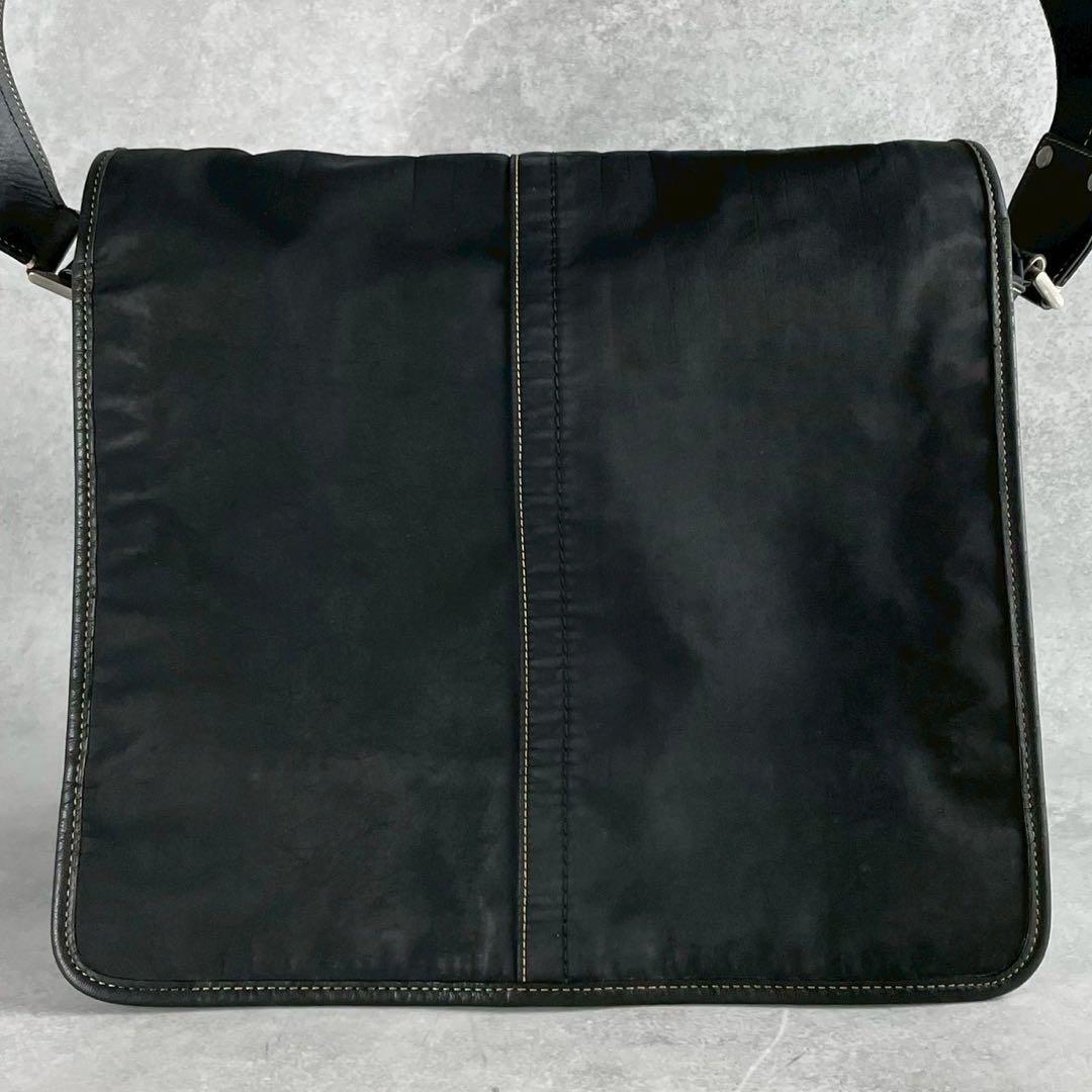 美品 コーチ クロスボディ メッセンジャーバッグ ショルダーバッグ A4 PC