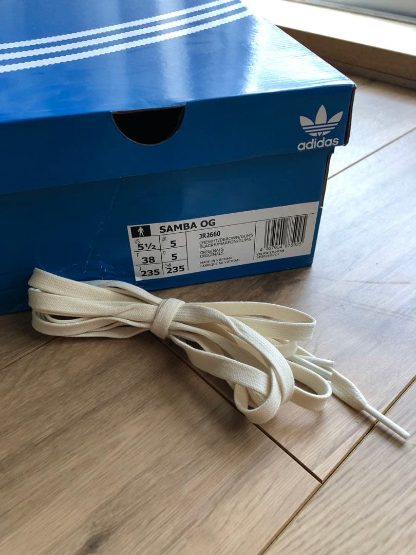 adidasサンバ　ベージュ