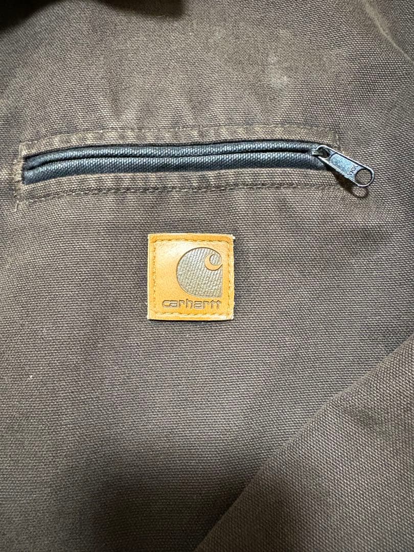 【Carhartt/カーハート】デトロイト ジャケット DKB(ダークブラウン)