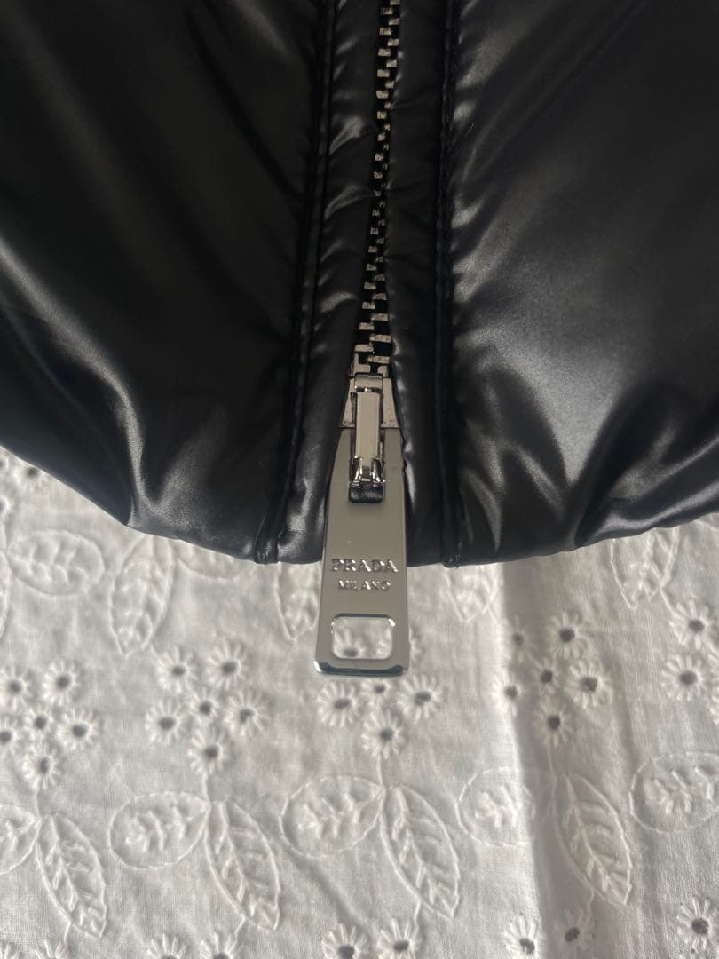 PRADA ブラック ダウンベスト　バレンタイン価格
