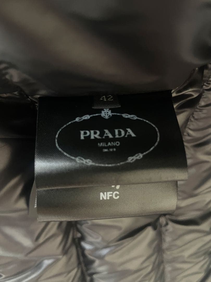 PRADA ブラック ダウンベスト　バレンタイン価格