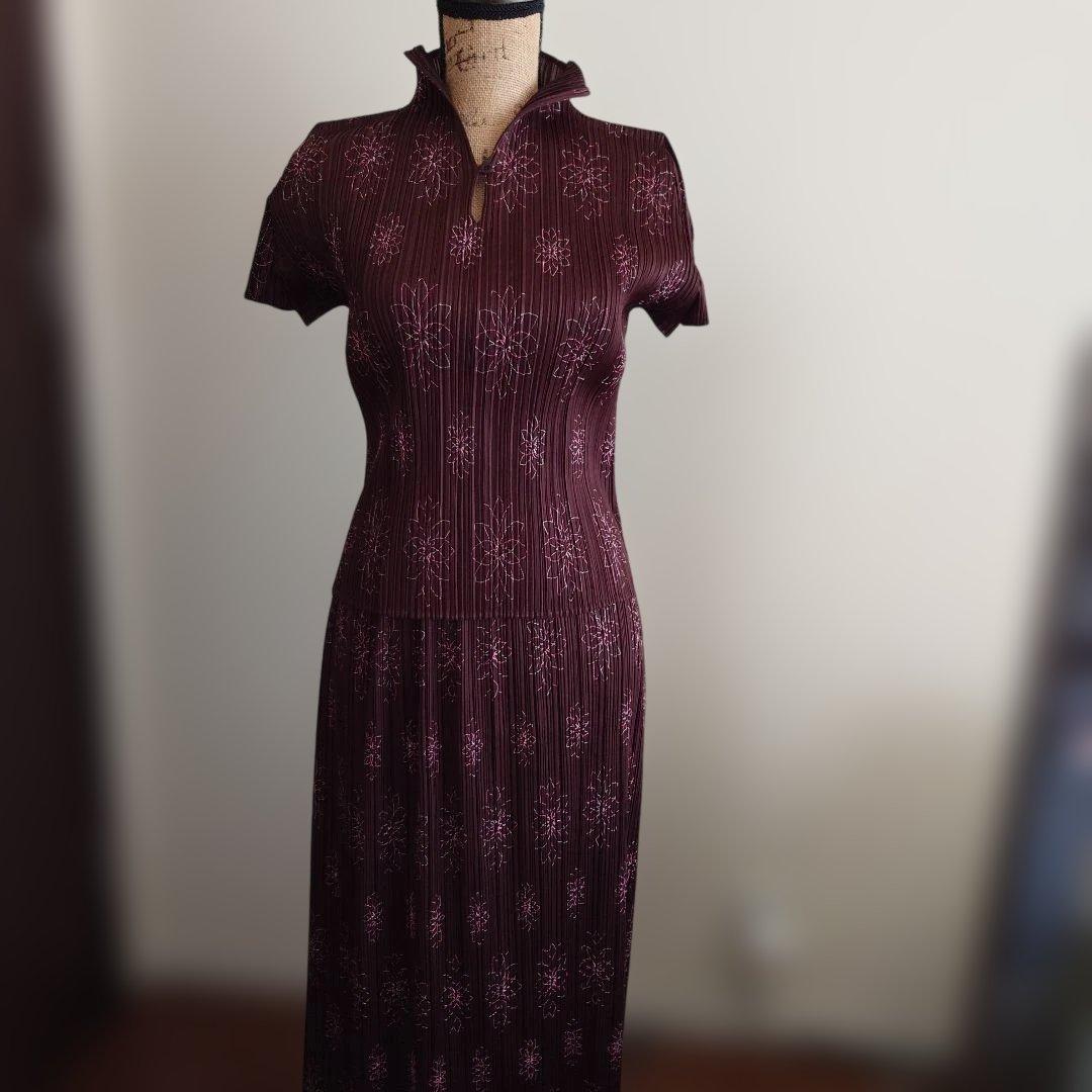 プリーツプリーズ　刺繍スカート