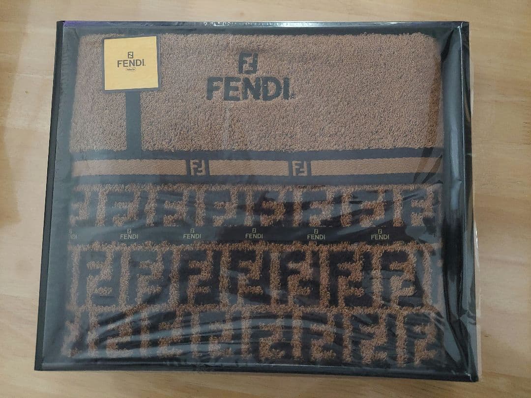 FENDI バスタオル 箱入り　フェンディ2760256Ｈ•未使用