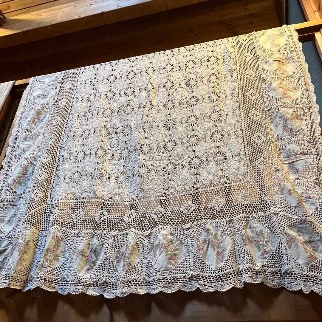 【再お値下げ‼️】総レース編みとコットンのパッチワークマルチカバー　年代物