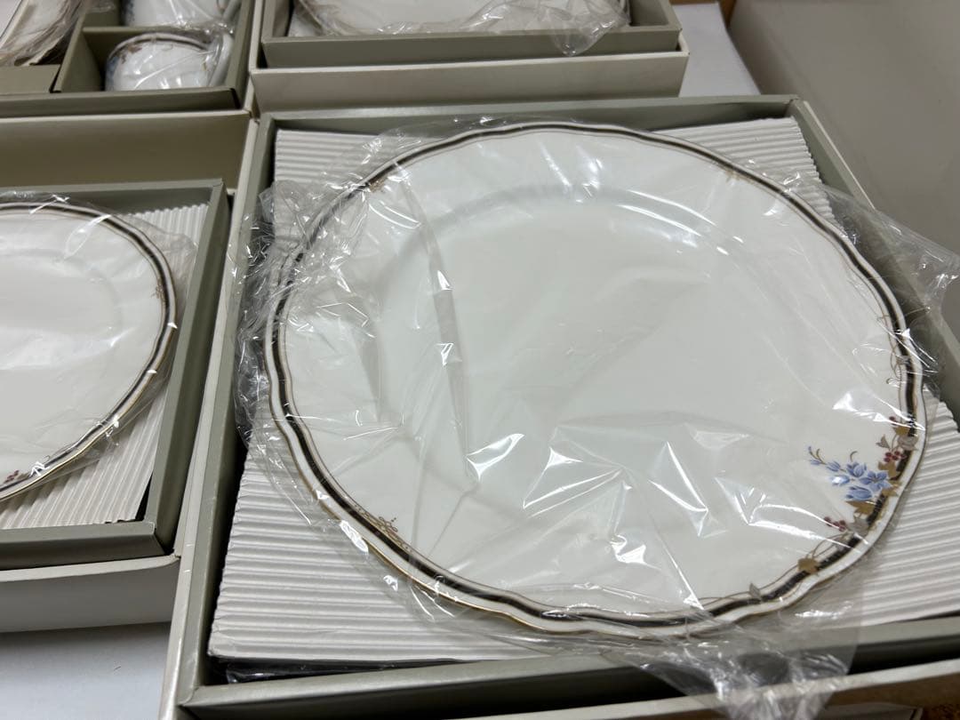 未使用箱入りNARUMI 食器　カップ　プレート　ギフト　まとめて