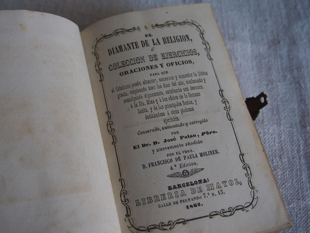 ミサ典礼書 白蝶貝象嵌と金彩装飾の古い本 留め金付きのカトリック祈祷書/K370