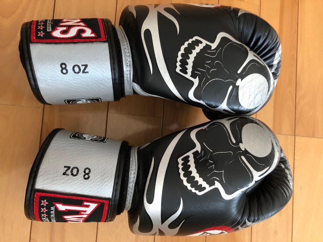 本革レザーTWINS【ツインズ】キックボクシングムエタイグローブ 黒/銀8オンス