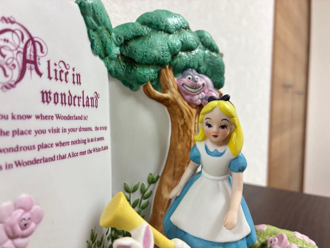 東京ディズニーランド　不思議の国のアリス　陶器　置物