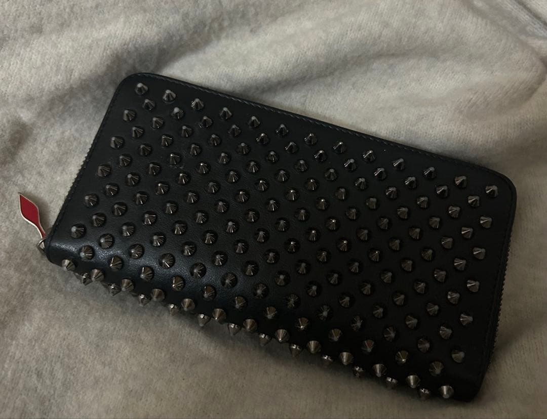 スタッズ付き黒長財布