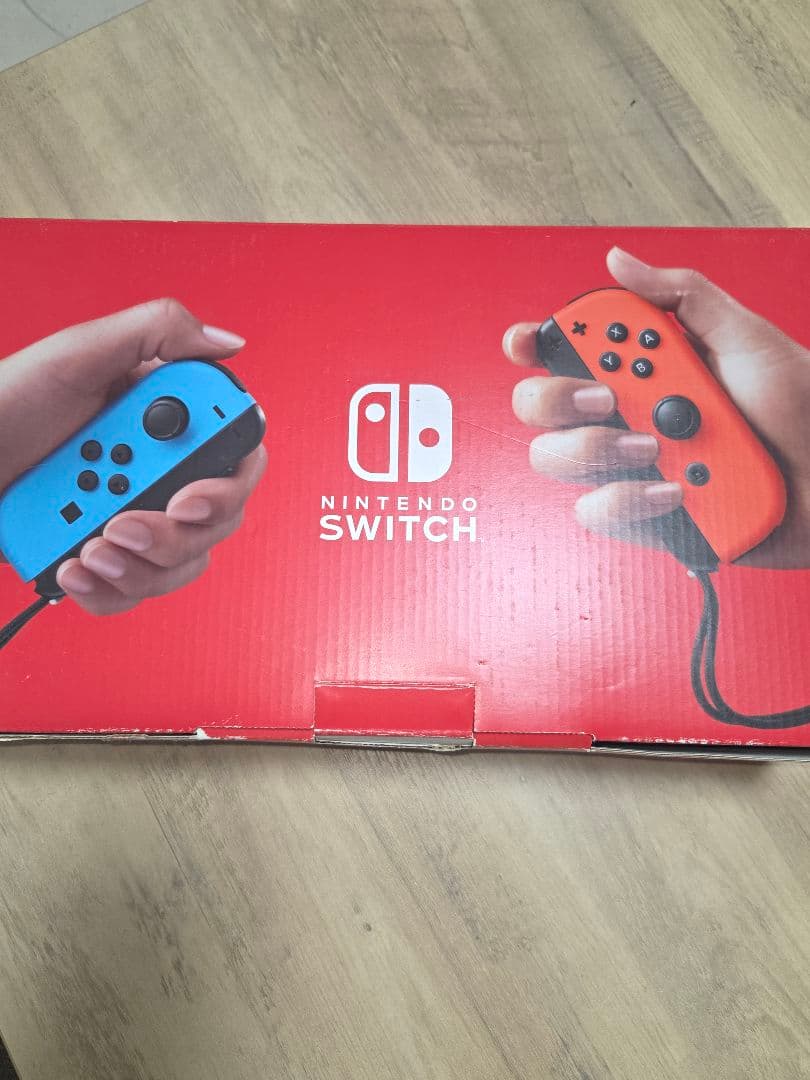 Nintendo Switch 本体とその同梱物