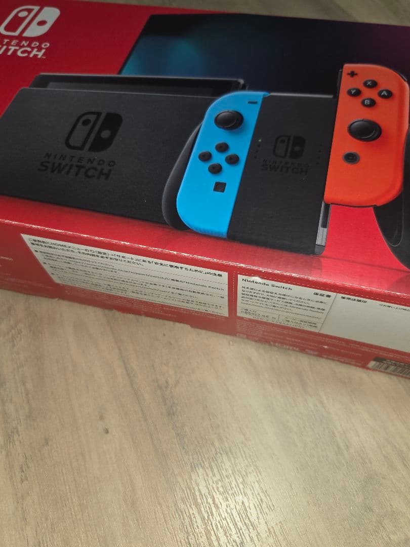 Nintendo Switch 本体とその同梱物