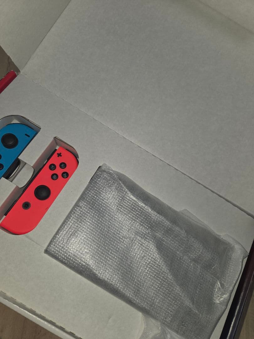 Nintendo Switch 本体とその同梱物