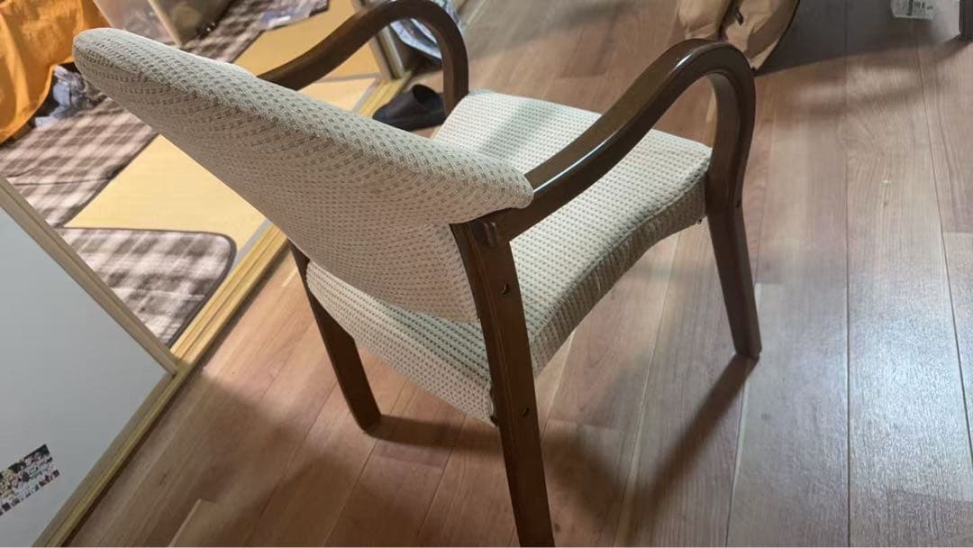 ベージュ布地 木製アームチェア