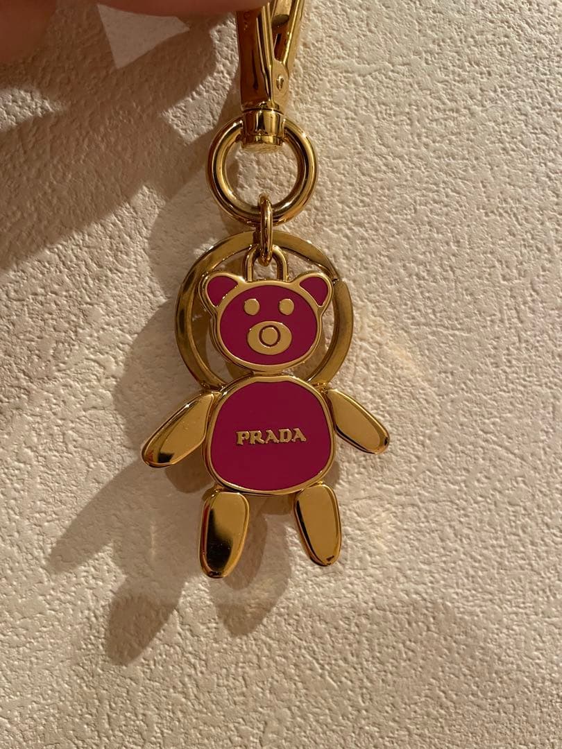 PRADA クマ型キーホルダー ピンク ゴールド