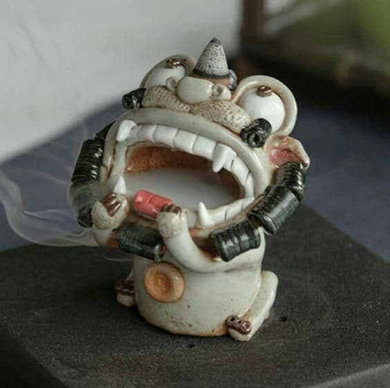 香炉を逆流する茶器の置物金を集めて物を並べる家庭用町家