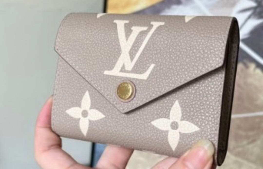 ルイヴィトン　エンボス加工　三つ折り財布　ポルトフォイユ・ヴィクトリーヌ